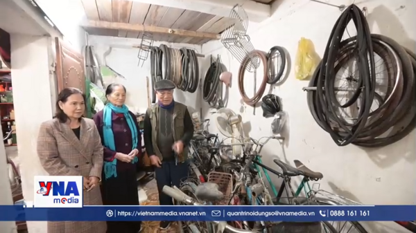 Ông giáo già 20 năm nhặt sắt vụn dệt nên những vòng xe cổ tích