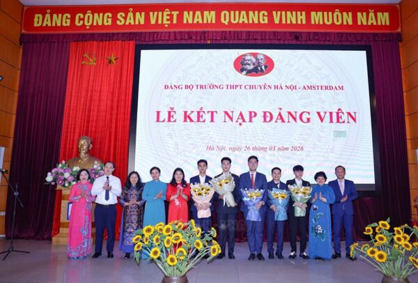 Hanoi – Amsterdam High School for the Gifted students admitted to the Party on Youth Union anniversary