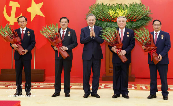 Party chief presents elite honours to incumbent, former leaders