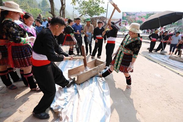 Pounding glutinous rice cake contest adds festive flair to Mu Cang Chai