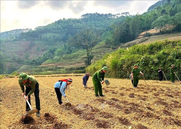 Sắc phục xanh gieo mầm no ấm nơi biên cương