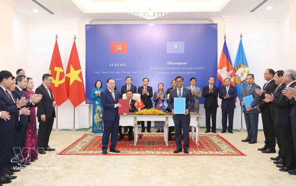 Senior Vietnamese Party official witnesses exchange of Vietnam–Cambodia cooperation documents