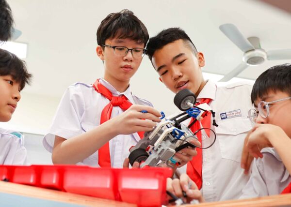 Học sinh Hà Nội ứng dụng AI trong sáng tạo hình ảnh và thiết kế lắp ghép robot