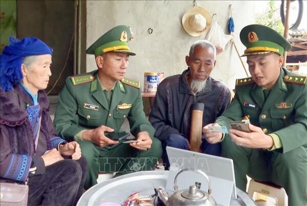 Thầy giáo quân hàm xanh mang “ánh sáng số” đến nơi biên giới