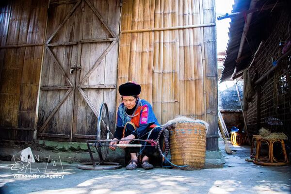 Lung Tam hemp weaving village keeps tradition alive