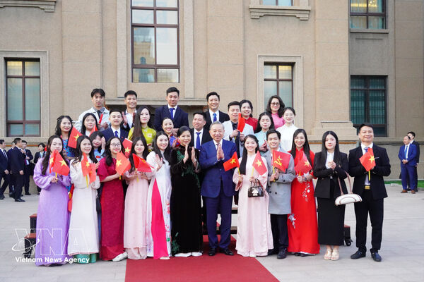 Top leader meets Vietnamese community in Beijing, leaving strong impression on expatriates, students