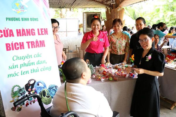 Tôn vinh những “vầng trăng khuyết” tỏa sáng giữa đời thường