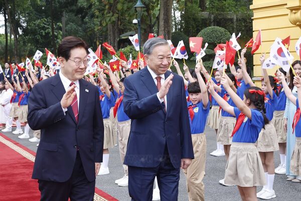 Top leader holds talks with RoK President in Hanoi
