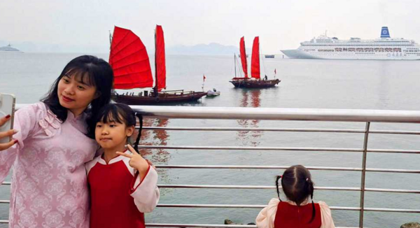 Quang Ninh launches traditional sailboat tours along Ha Long Bay