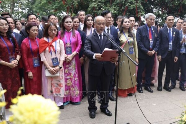 Kiều bào hướng về cội nguồn, dâng hương tưởng niệm các Vua Hùng