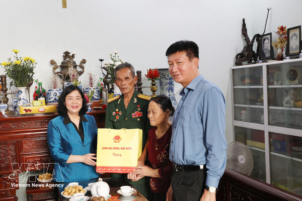 Policy beneficiaries, disadvantaged workers receive gifts ahead of national holidays