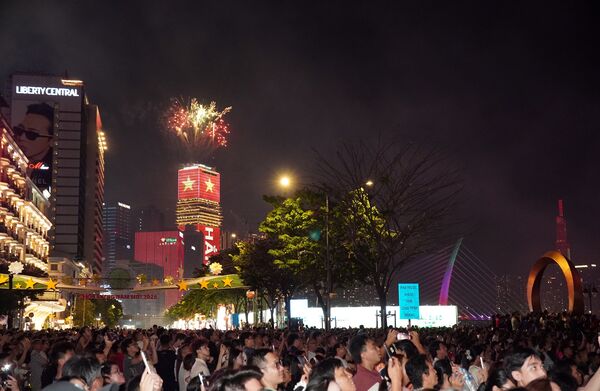 Ho Chi Minh City dazzles with fireworks marking 51st anniversary of national reunification