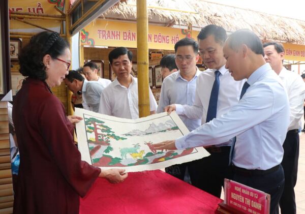 Bac Ninh: Family of “ambassadors” bringing Dong Ho folk paintings to world