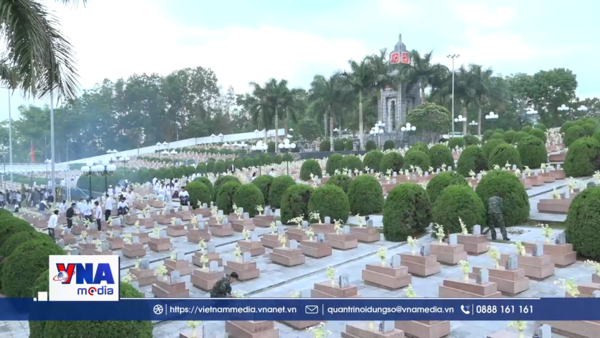 Tri ân trên nghĩa trang liệt sĩ ở Điện Biên