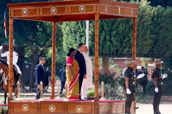 Official welcome ceremony held for top Vietnamese leader in New Delhi