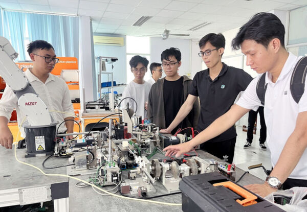 Hun đúc cho thế hệ trẻ khát vọng cống hiến