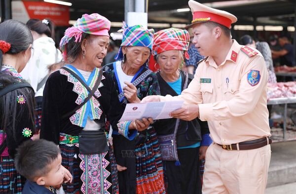 Raising traffic awareness, conducting driving licence tests for ethnic minority people in Lai Chau