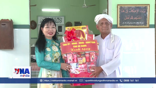 Thăm, chúc mừng Tết Roya Haji của đồng bào Chăm An Giang