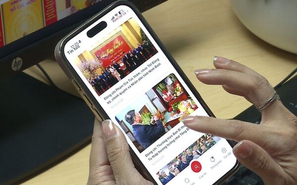 Party members set examples on social media