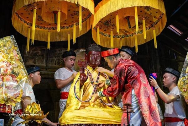 Ancient “Robing the Buddha” ritual preserved at Keo village festival in Hanoi