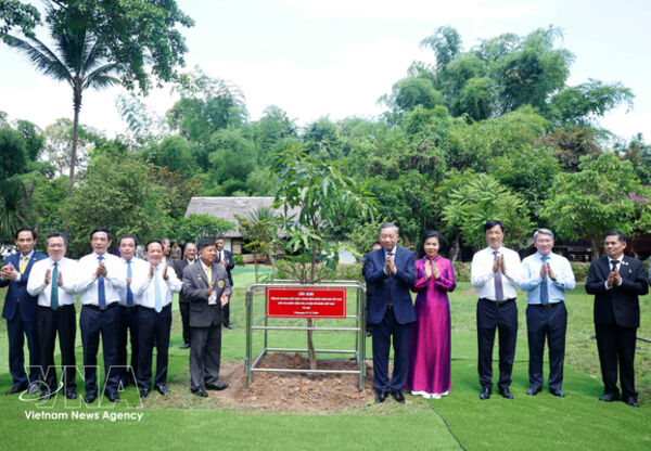 Top Vietnamese leader pays tribute to President Ho Chi Minh in Thailand’s Udon Thani