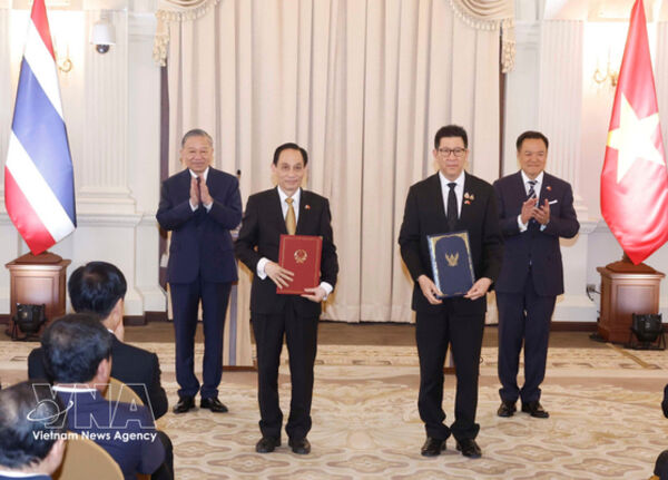 Vietnamese, Thai leaders witness exchange of cooperation agreements, launch logo marking 50-year ties
