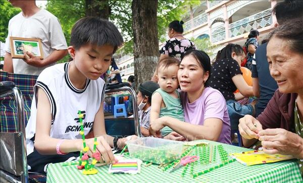Tết thiếu nhi ấm áp của bệnh nhân nhí