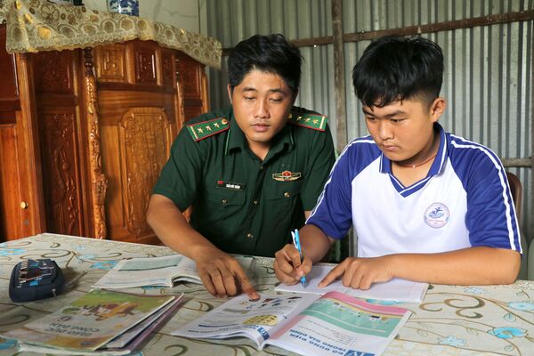 Người lính quân hàm xanh - hình ảnh gần gũi với người dân vùng biển Vĩnh Long