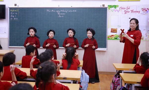 Văn hoá soi đường: Gìn giữ nhịp Xoan vùng đất Tổ từ mái trường