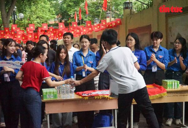 Sắc xanh tình nguyện đồng hành cùng sĩ tử vào lớp 10 THPT