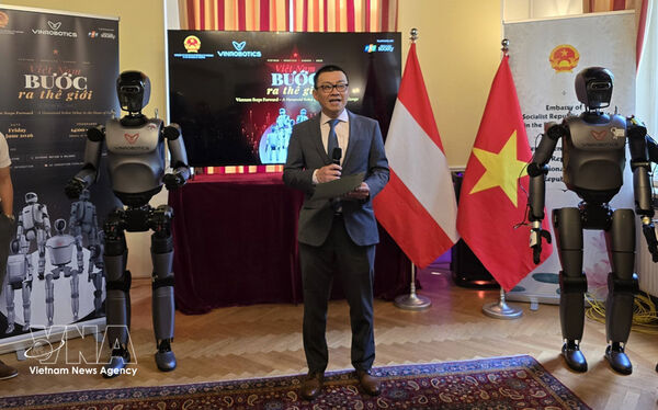 Vietnam shows off homegrown humanoid robots in Austria