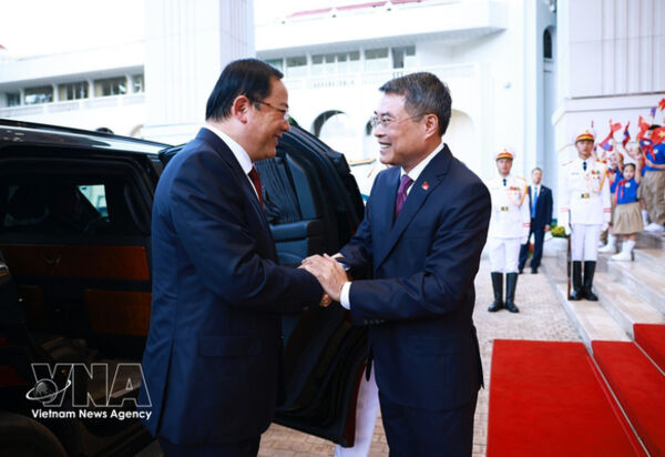 Vietnamese PM hosts welcome ceremony for Lao counterpart