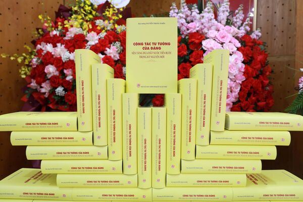 Ra mắt cuốn sách 
