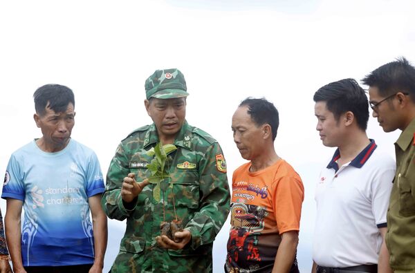 Ươm mầm xanh trên nước bạn Lào