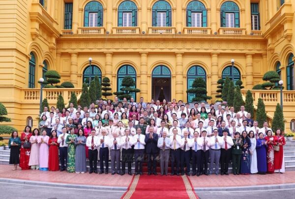 Party, State leader meets outstanding journalists