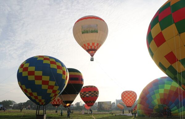 Dong Thap hosts artistic hot-air balloon performances