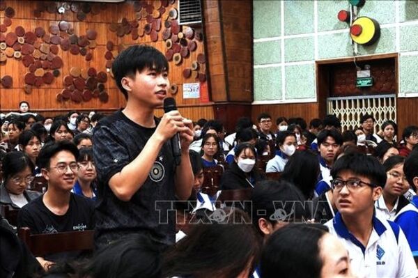 Trang bị “lá chắn số” cho giới trẻ trước nguy cơ siêu tin giả