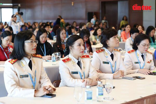 Phụ nữ lực lượng vũ trang nâng cao năng lực hội nhập quốc tế trong kỷ nguyên số