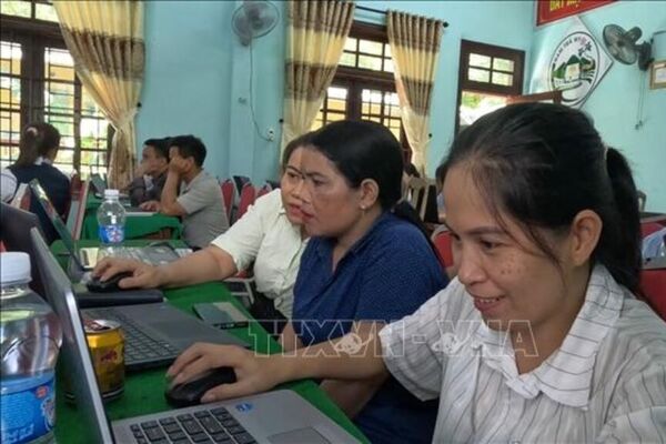 Nỗ lực kết nối công nghệ: Cán bộ, giáo viên băng rừng, lội suối đến lớp học AI