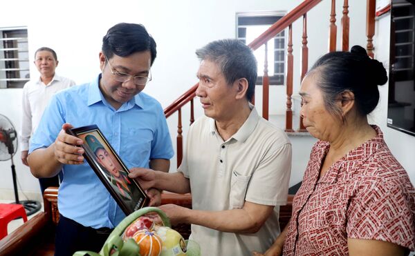 Hưng Yên: Chương trình phục dựng, trao tặng ảnh cho thân nhân các gia đình liệt sĩ