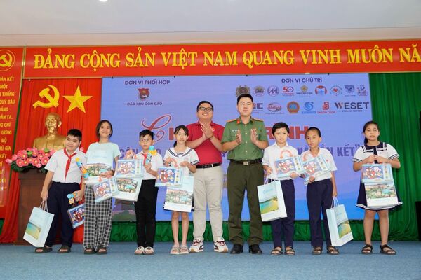 Tuổi trẻ lực lượng vũ trang TP Hồ Chí Minh thực hiện Hành trình đỏ tại Côn Đảo