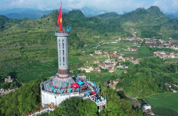 Hành trình “Tôi yêu Tổ quốc tôi” đến Cột cờ Lũng Cú