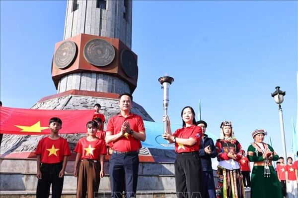 Tuổi trẻ tiếp nối ngọn lửa Hành trình 