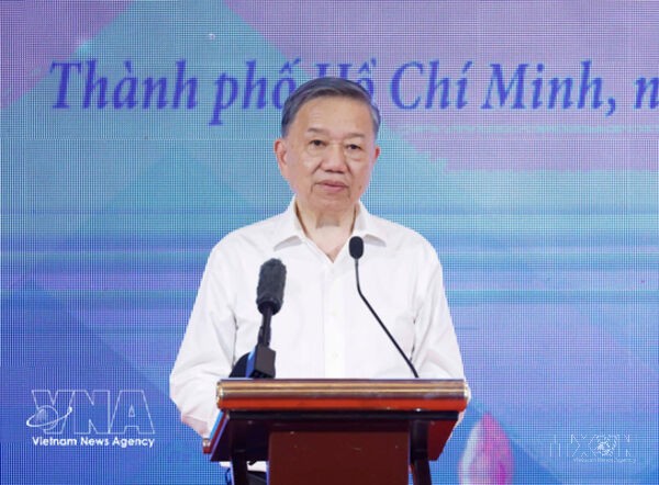 Top leader meets former officials of Central Highlands Steering Committee