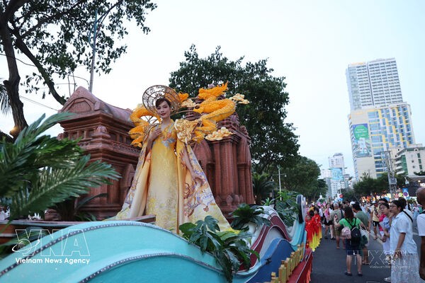 Colourful street carnival brings vibrant spirit to Khanh Hoa Sea Festival 2026