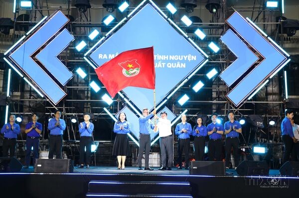 <b>Khơi dậy khát vọng cống hiến trong thanh niên</b>