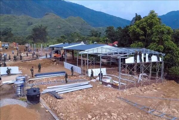 Bộ đội thần tốc xây nhà cho người dân vùng lũ Mường Than