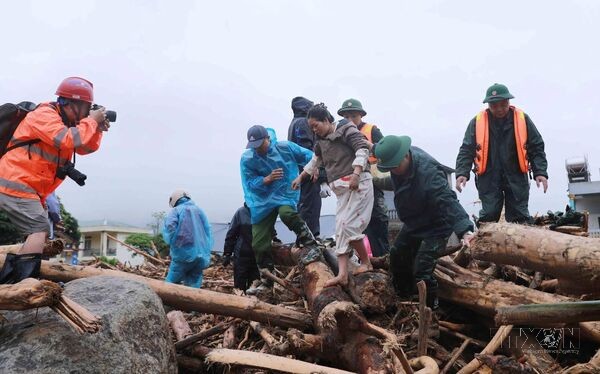 Phóng viên Thông tấn xã Việt Nam vững vàng tác nghiệp giữa tâm lũ Mường Than