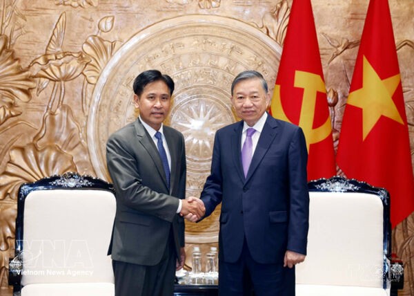Vietnam always gives top priority to strengthening relations with Laos: Top leader