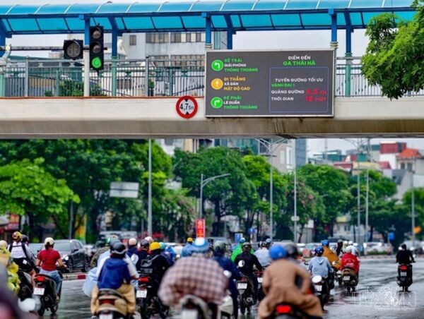 LED traffic information displays: New convenience on Hanoi's streets
